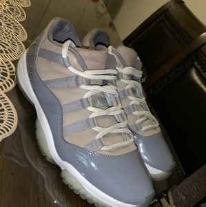 Jordan 11s size 8.5 fits size 9